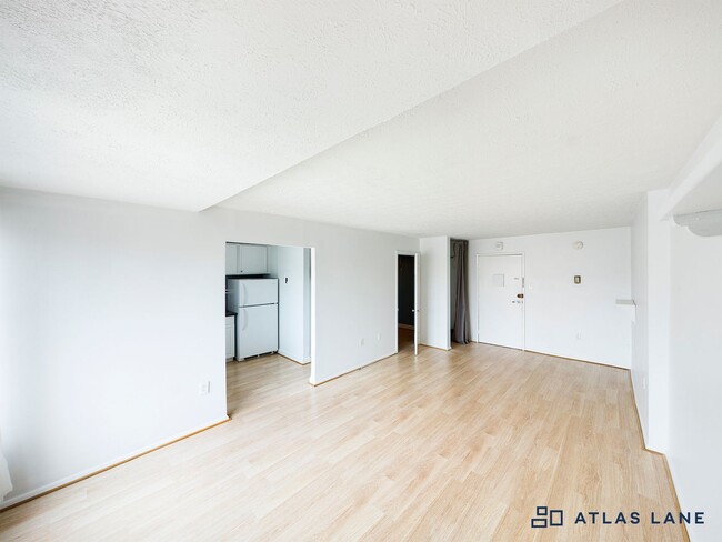 Building Photo - 24-hour Concierge/ Logan Circle// All Util...