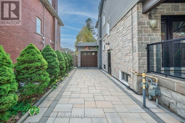 Building Photo - 71 Paisley Ave N