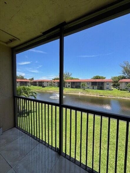 Foto del edificio - 21905 Lake Forest Cir