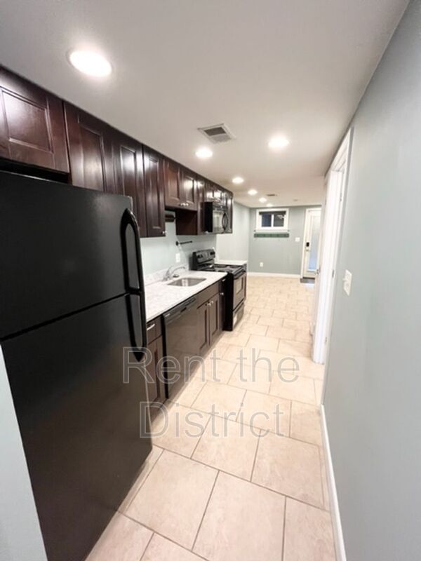 Foto del edificio - 421 Newton Pl NW