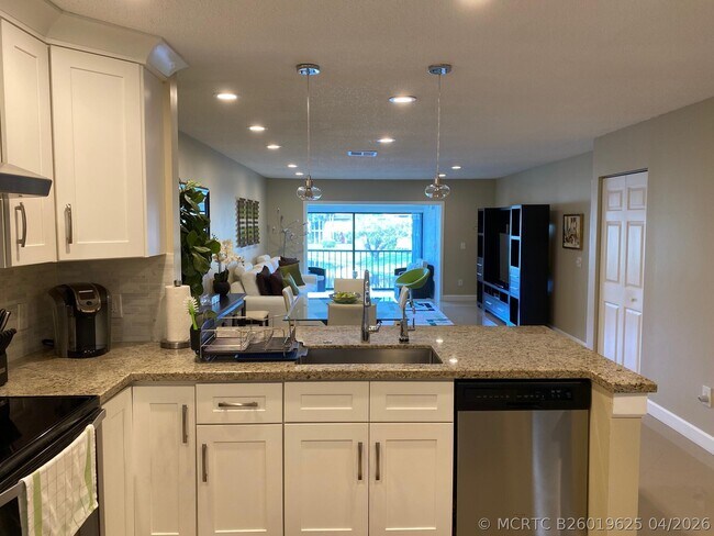Building Photo - 9285 Vista Del Lago