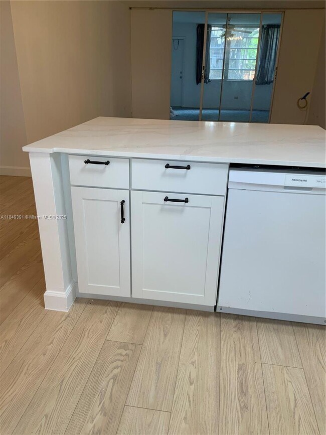 Foto del edificio - 443 NE 195th St
