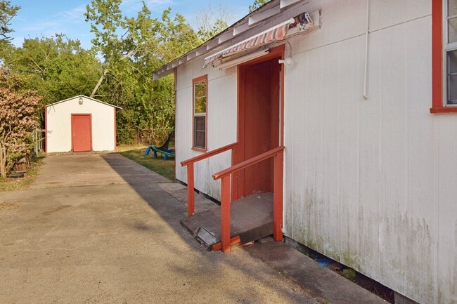 Building Photo - 3BR/1BA