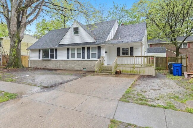 Foto del edificio - Spacious 5BR Home with Fenced Backyard in Norfolk