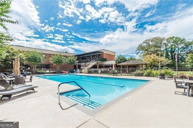 Foto del edificio - 300 Johnson Ferry Rd