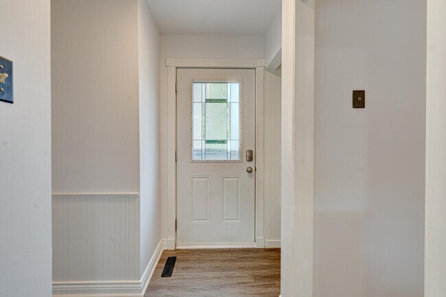 Building Photo - Beautiful 3 Bedroom Byron Bungalow * Available Aug 1st **