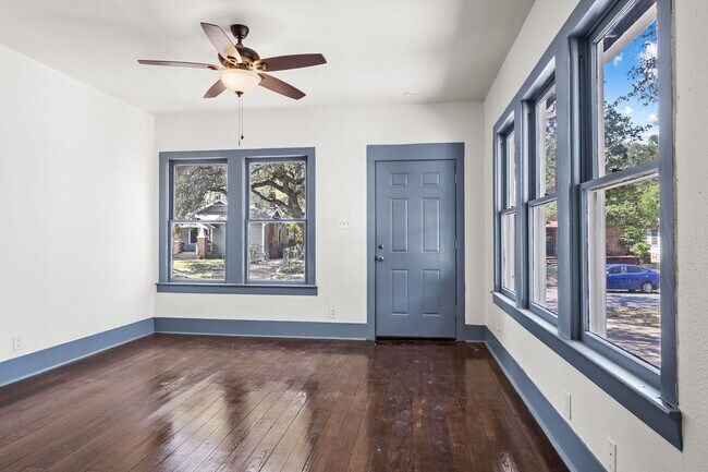 Foto del edificio - Charming Home Awaits: Spacious & Modern Li...