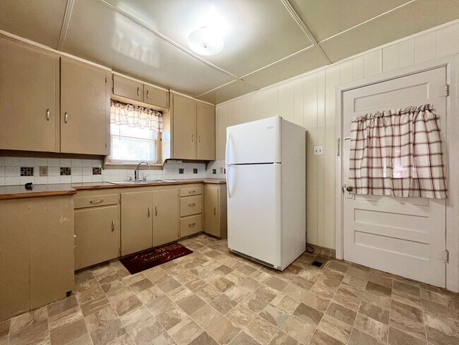 Foto del edificio - 2 Bed 1 Bath House with Garage