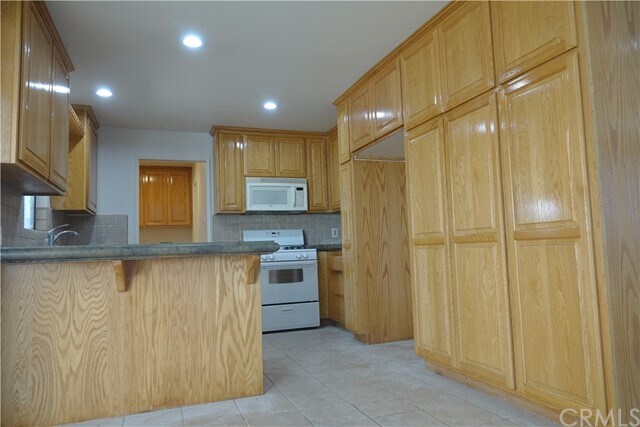 Building Photo - 754 W Rosslynn Ave