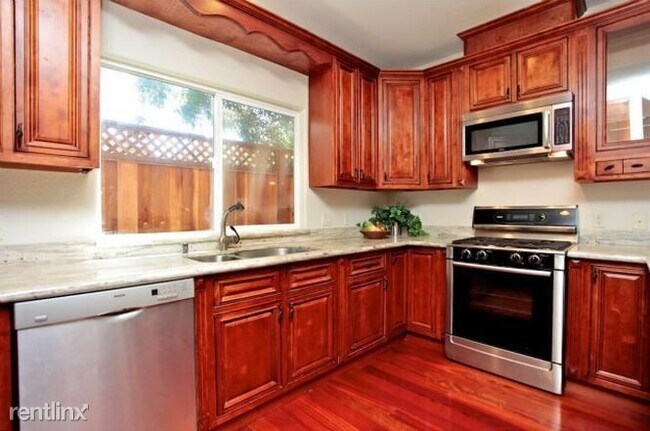 Building Photo - 3 br, 0.5 bath Townhome - 849 Quince ave