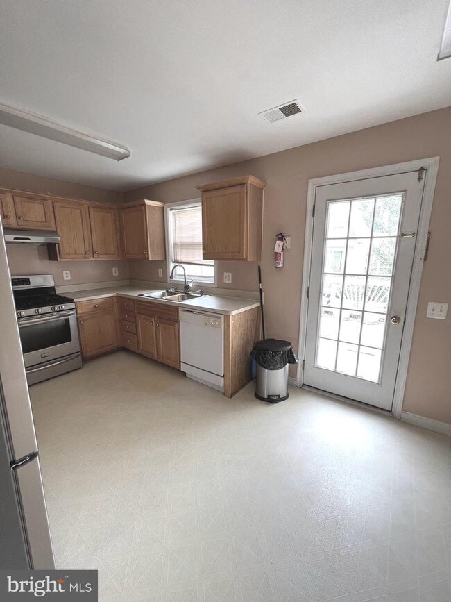 Building Photo - 8237 Red Carnation Ct