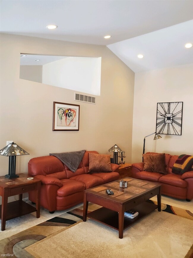 Building Photo - 3 br, 3 bath Condo - 11811 Pine Way Ct
