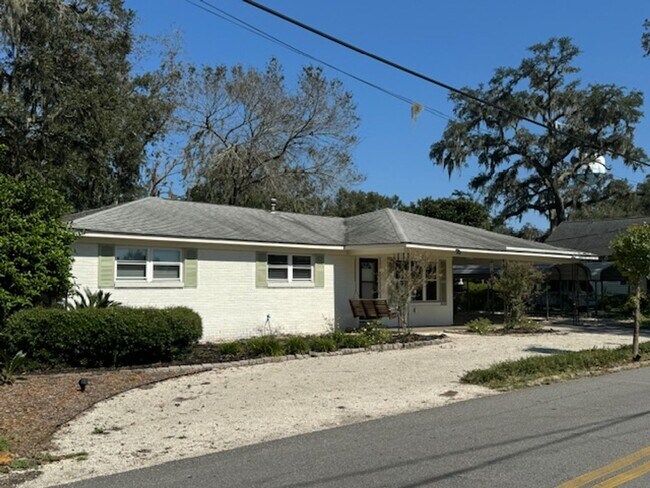 Foto del edificio - Thunderbolt Charm Meets Modern Comfort