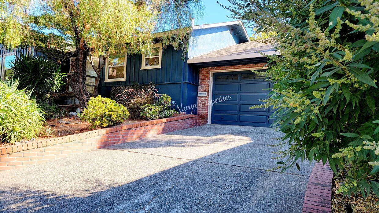 Primary Photo - ~Stunning Remodeled 2 Bed/1 Bath Home in S...