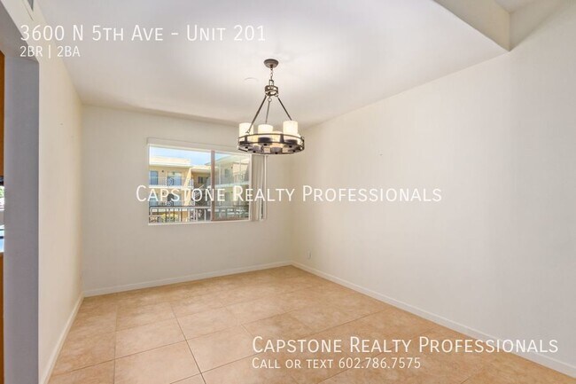 Building Photo - Charming 2 Bed 2 Bath Apartment in Melrose!