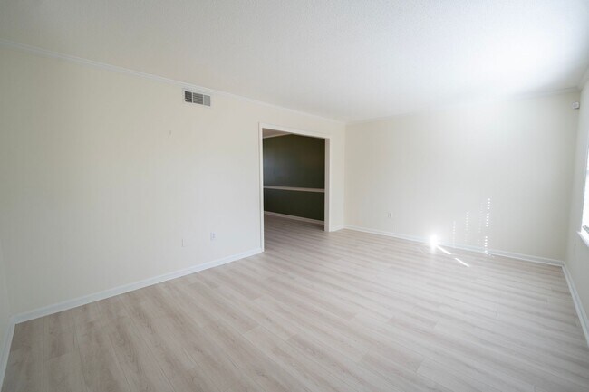 Foto del edificio - Available Now!