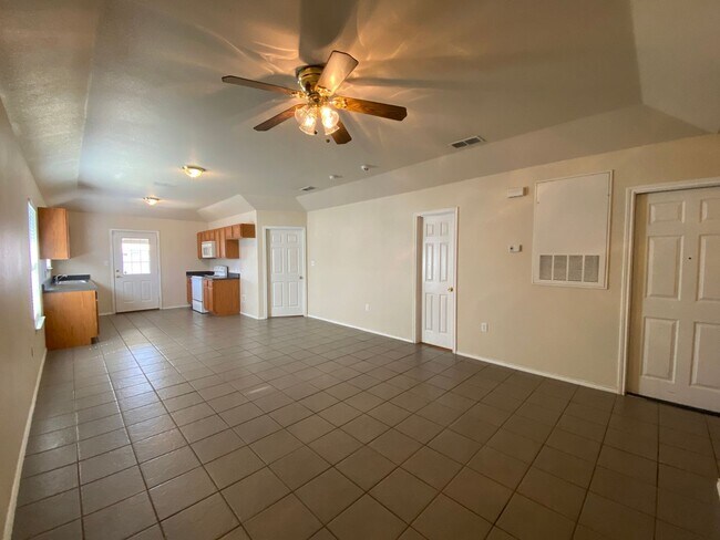Foto del edificio - 2/2/1 One Story Duplex / Ceramic Tile/ No Carpet / Fenced in Yard / CISD