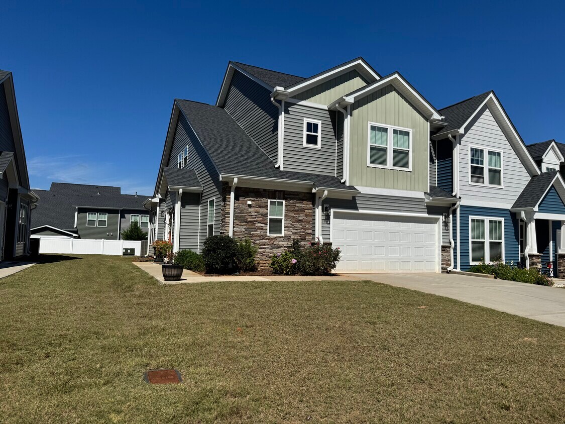 Foto principal - 104 Greensdale Ln
