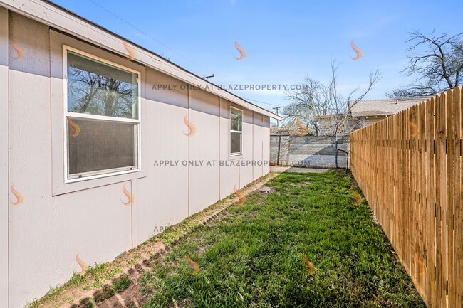 Building Photo - Updated 1-Bed Bungalow in South San Jacinto