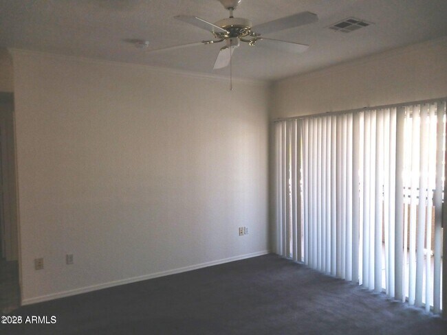 Foto del edificio - 5401 E Van Buren St