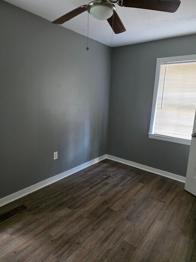 Foto del edificio - 3033 Woodview Dr