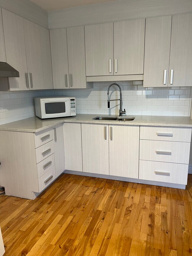 Building Photo - 8820 Av De L'esplanade