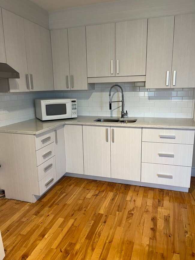 Photo du bâtiment - 8820 Av De L'esplanade