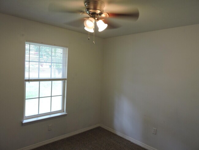 Building Photo - 6115 Willow Ln N