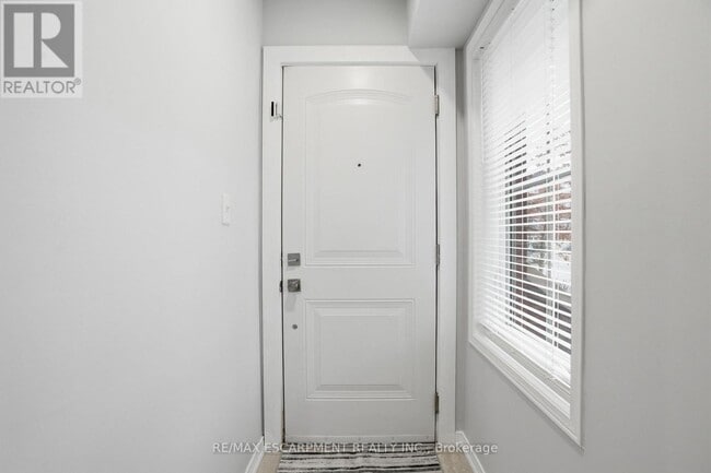 Building Photo - 2464 Post Rd