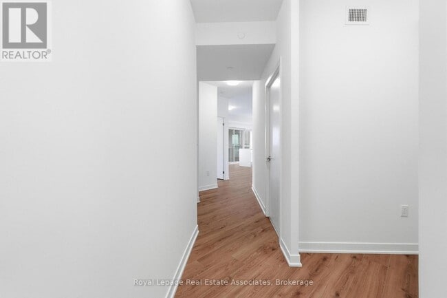 Building Photo - 395 Dundas St W