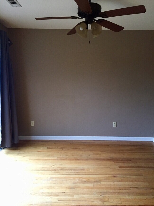 Building Photo - 3 bedroom with garage, great Simpsonville ...