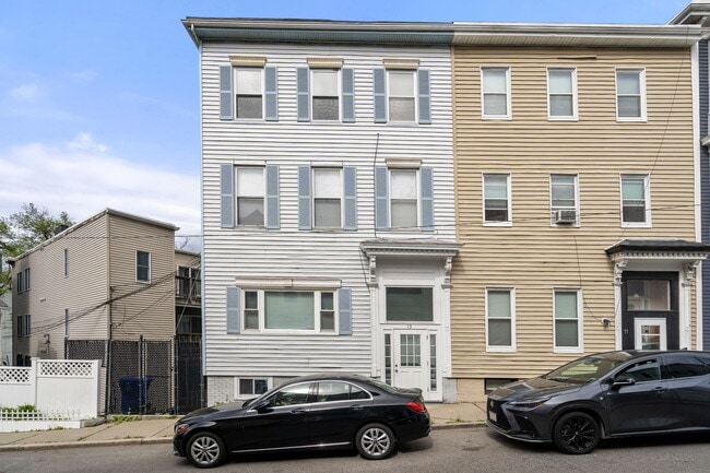 Building Photo - 13 Knowlton St