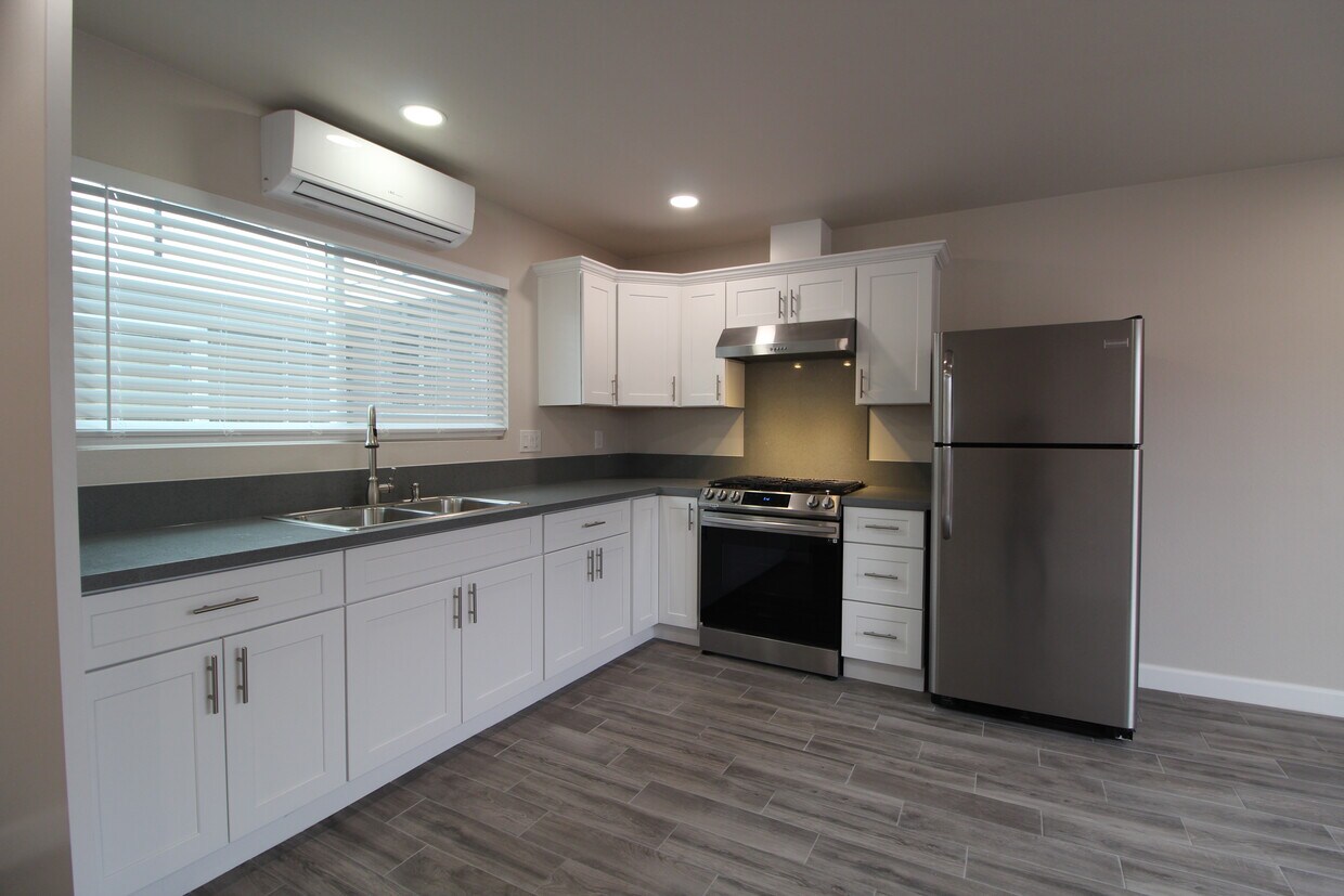 Foto principal - 16919 Daphne Ave