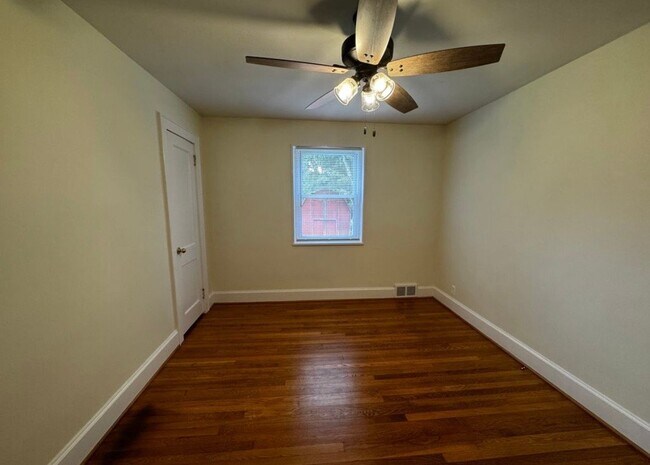 Foto del edificio - 4011 Rolling Hill Dr
