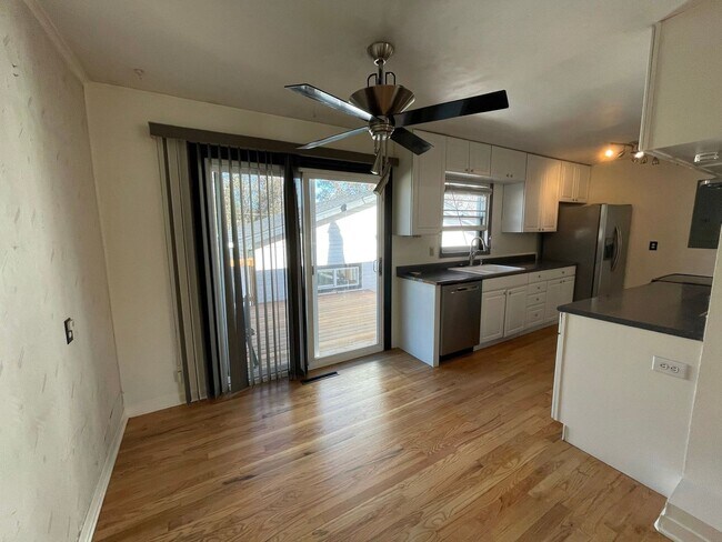 Foto del edificio - 3 Bed 2 Bath Home With 2000+ Square Feet W...