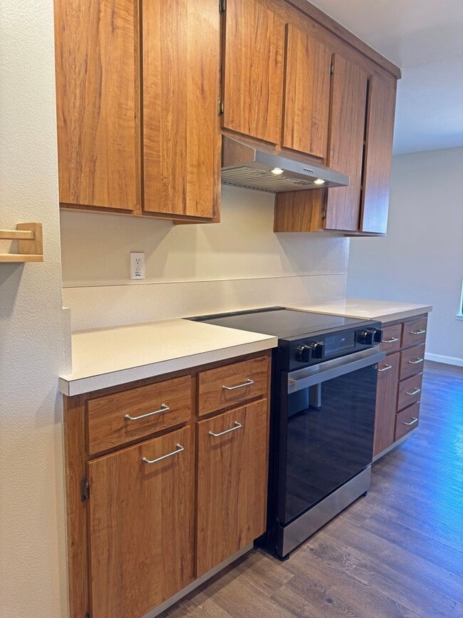 Building Photo - Beautiful Updated 3 Bedroom, 2 Bathroom Sa...