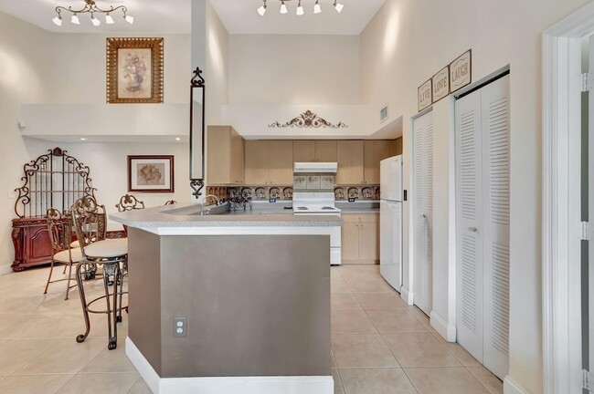 Building Photo - 923 Villa Cir