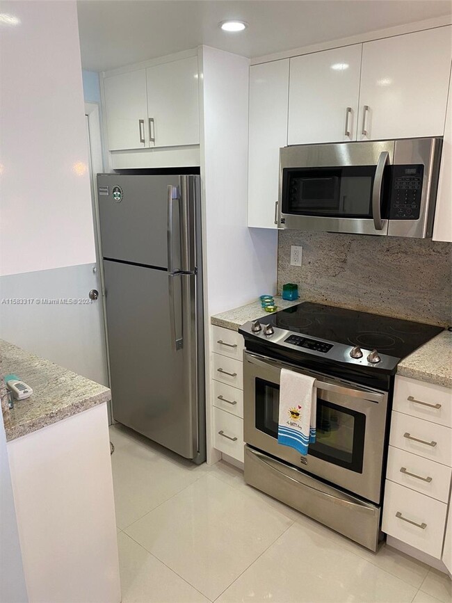 Building Photo - 2899 Collins Ave