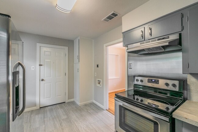 Building Photo - Beautifully updated 2 bedroom, 1 bath home...