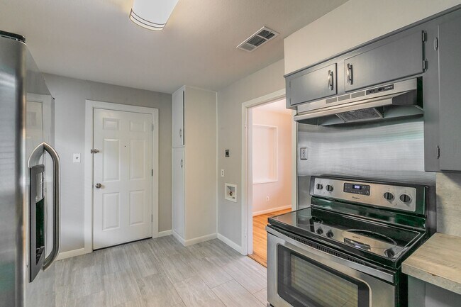 Foto del edificio - Beautifully updated 2 bedroom, 1 bath home...