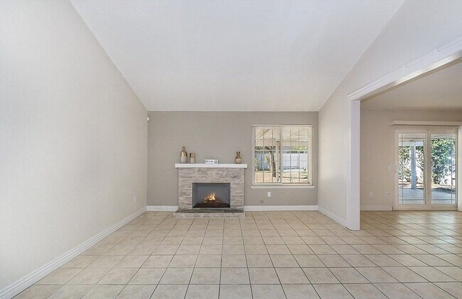 Foto del edificio - 13739 Sylmar Dr