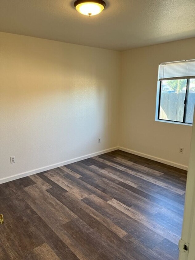 Building Photo - 2 Bedroom 1 Bath Unit COMING SOON!