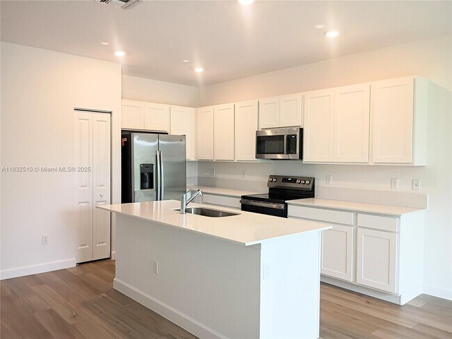 Building Photo - 329 SE Crossoak Ln