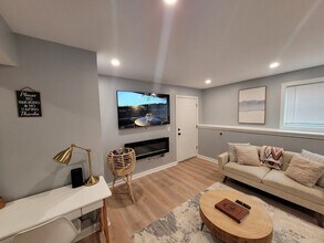 Building Photo - 81 Luna St