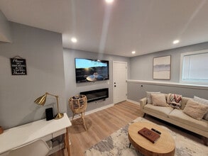 Building Photo - 81 Luna St