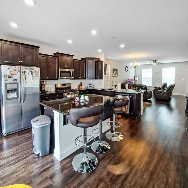 Foto del edificio - Gorgeous 3-Level End Unit Townhome, 3 Bedr...