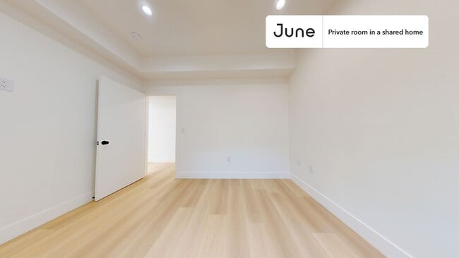Building Photo - Room in Shared 4 bed/3 bath home