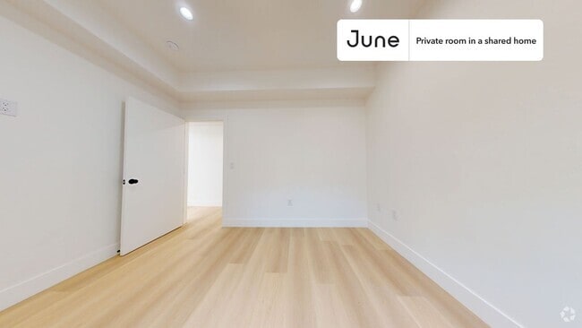 Building Photo - Private bedroom in 4 bed/3 bath Home