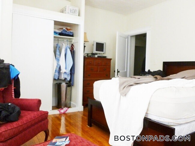 Building Photo - 126 Warren St