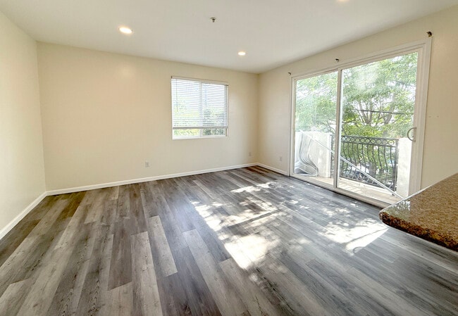 Building Photo - 5330 Satsuma Ave